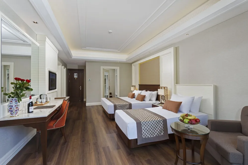 Deluxe Pool Family Room