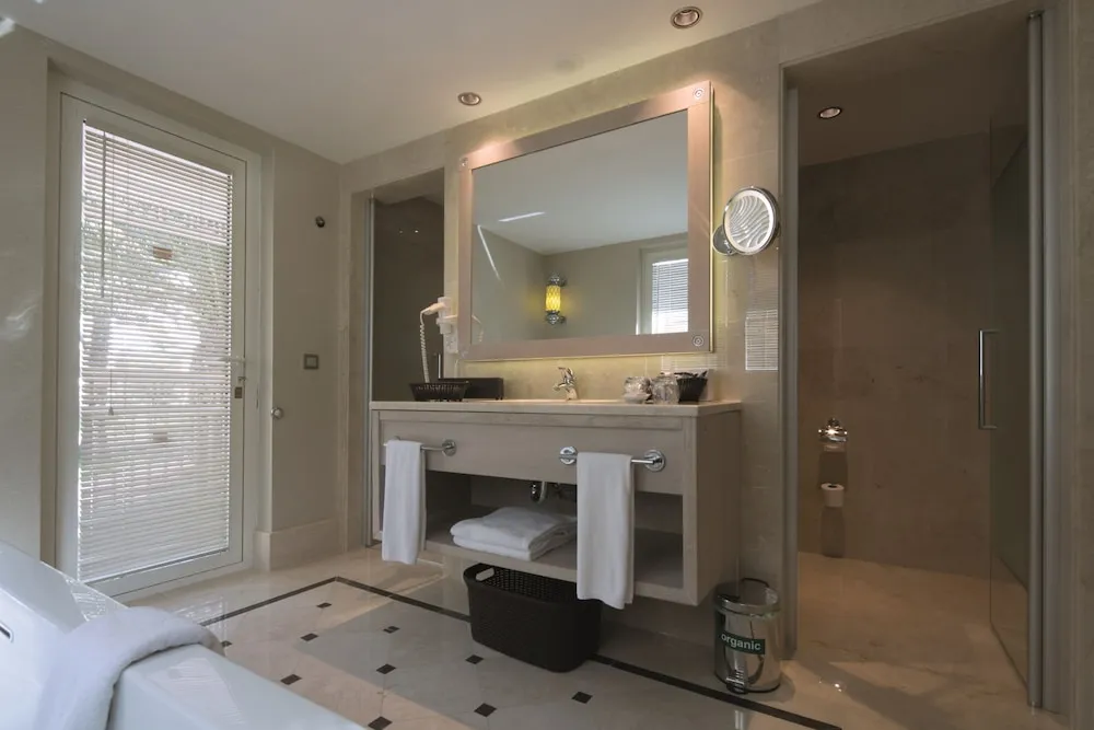 Deluxe Superior Family Room