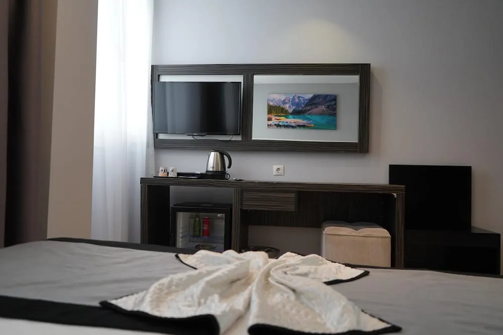 Economy Room, Manzarasız