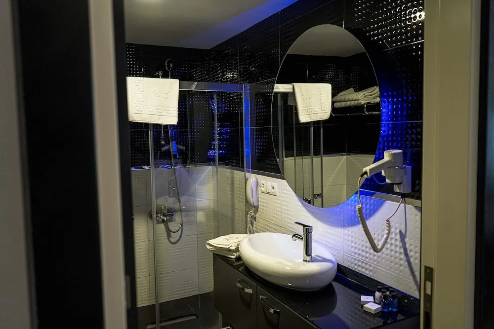 Economy Room, Manzarasız