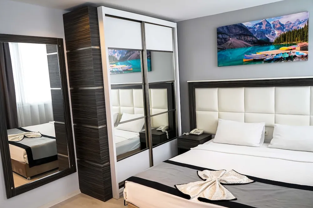 Economy Room, Manzarasız