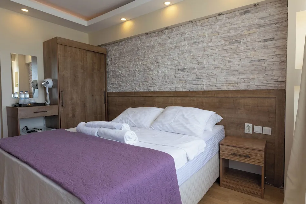 Tek Büyük Yataklı Oda, Kısmi Deniz Manzaralı