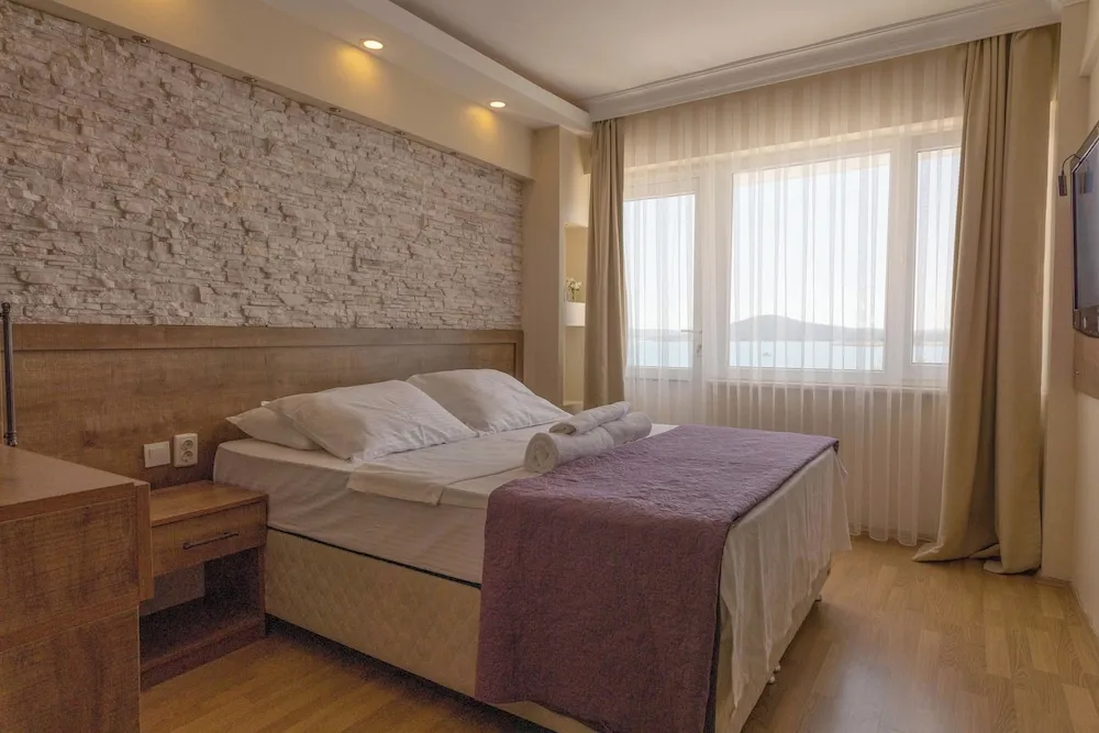 Tek Büyük Yataklı Oda, Kısmi Deniz Manzaralı
