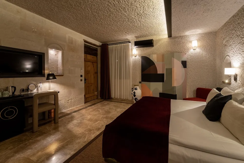 Deluxe Cave Room