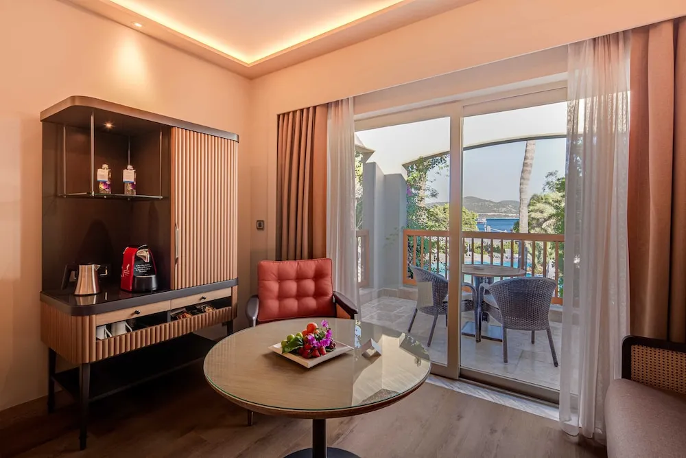 Deluxe Tek Büyük Yataklı Oda, Havuz Manzaralı