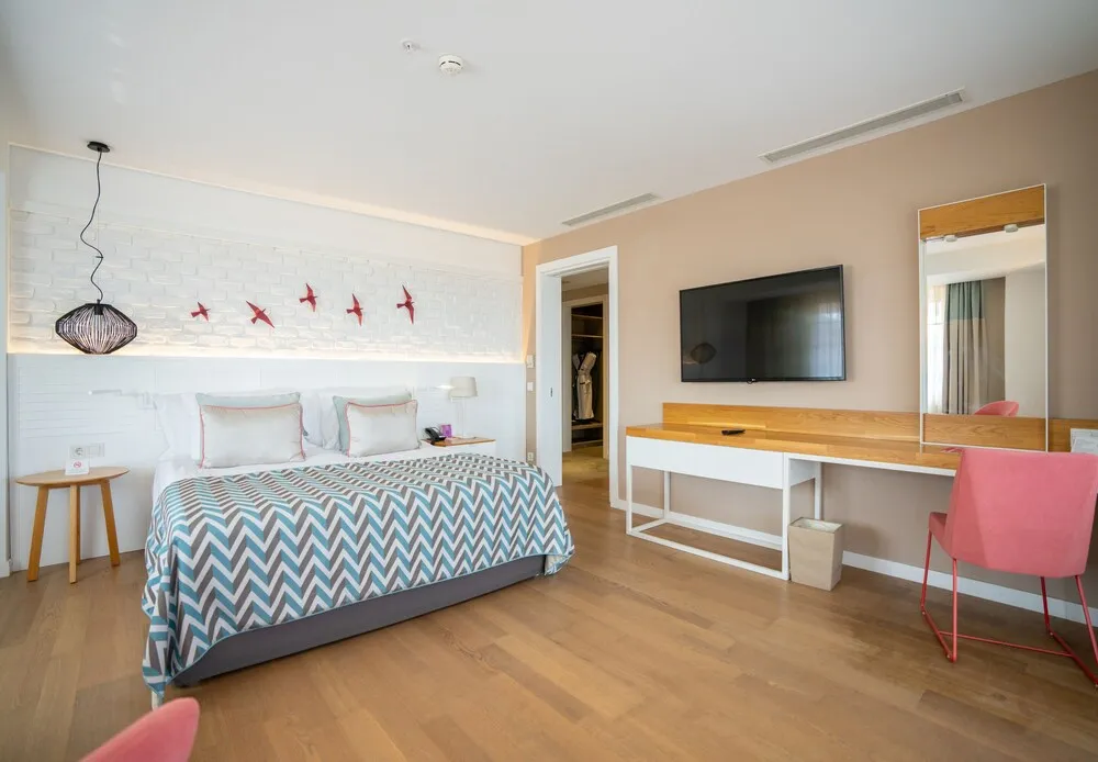 Deluxe Suite, Jutted Tub, 2 Adults + 2 Children