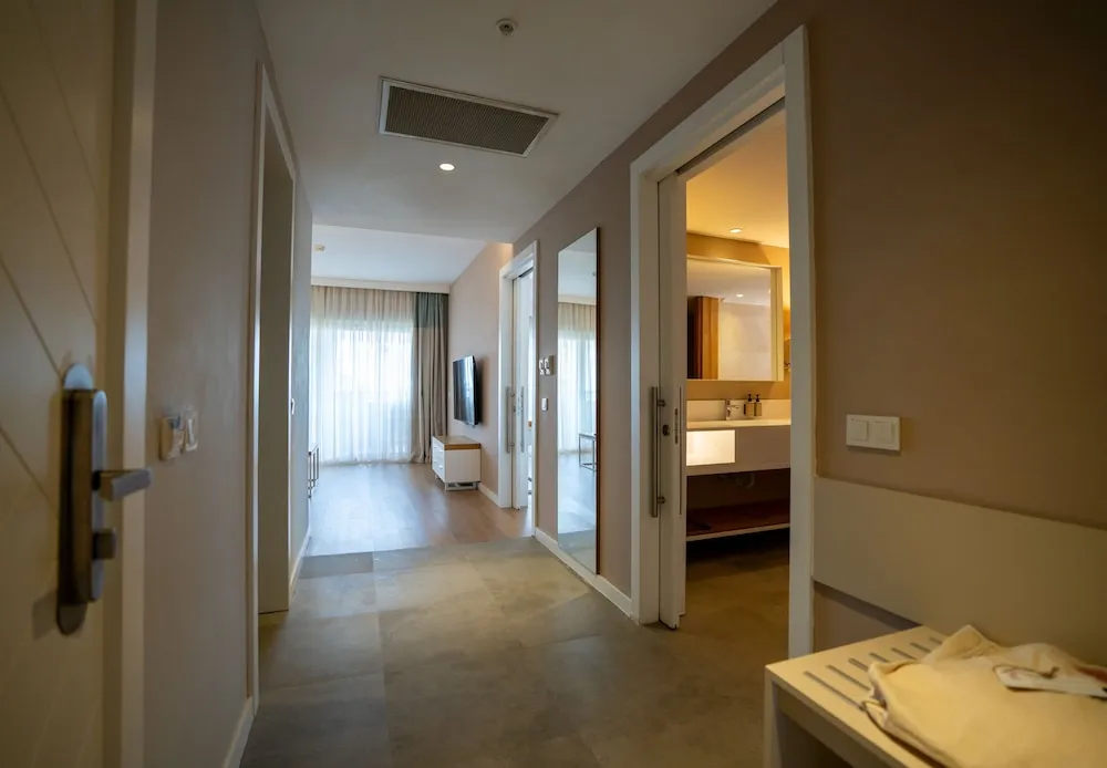 Deluxe Suite, Jutted Tub, 2 Adults + 2 Children