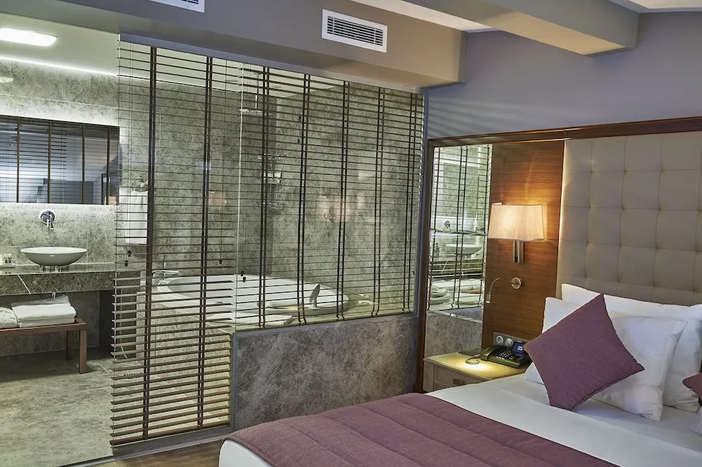 Penthouse King Suite With City View (Sauna & Hot Tub)