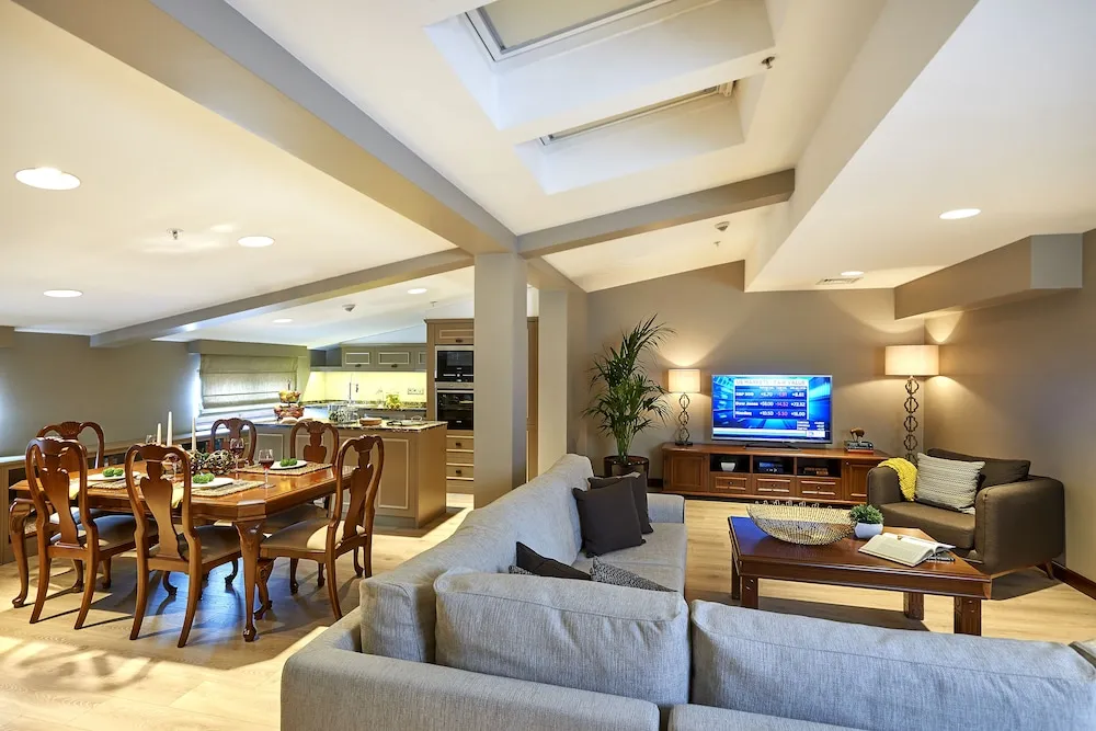 Penthouse King Suite With City View (Sauna & Hot Tub)