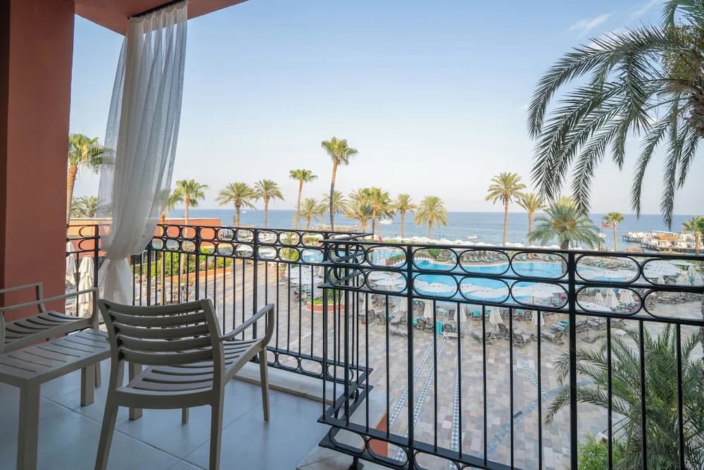 Main Building Deluxe Suite Sea View