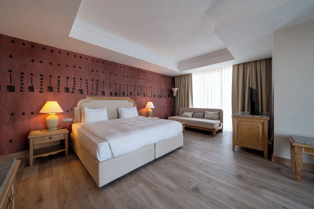 Main Building Deluxe Suite Land View