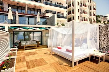 Nur Beach Hotel