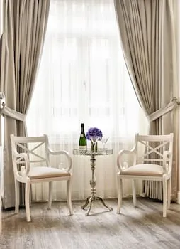 Mirrors Hotel