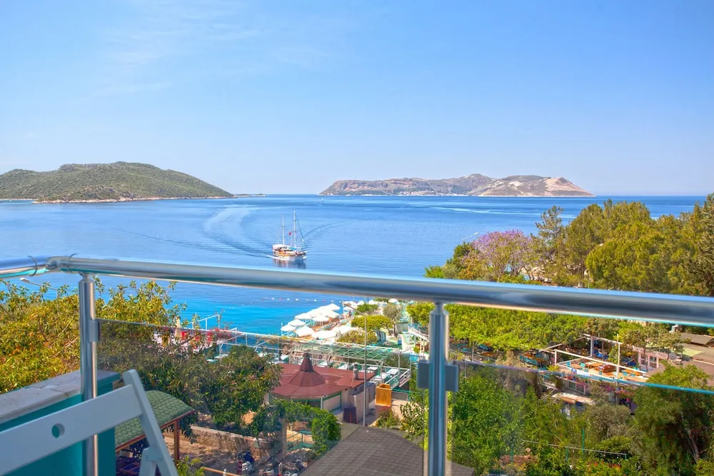 Üç Kişilik Oda, Deniz Manzaralı