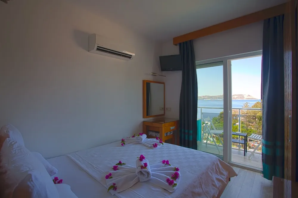 Tek Büyük veya İki Ayrı Yataklı Oda, Deniz Manzaralı