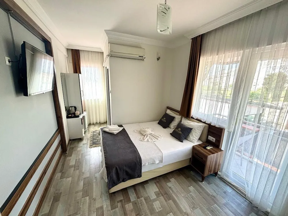 Superior Tek Büyük Yataklı Oda, 1 Çift Kişilik Yatak, Balkon, Göl Manzaralı