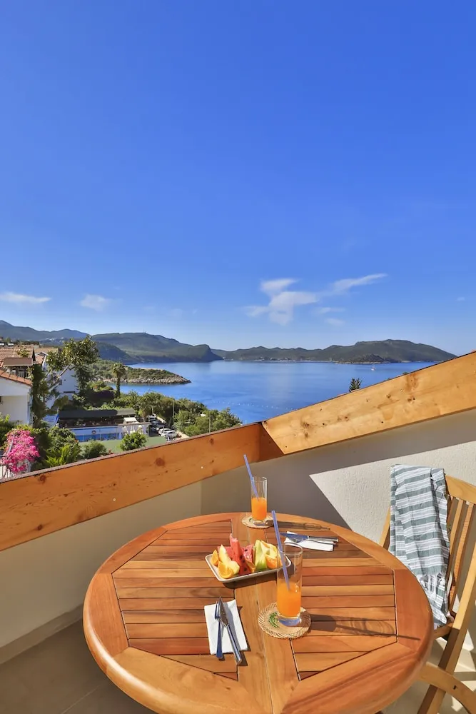 Deniz Manzaralı Çatı Oda