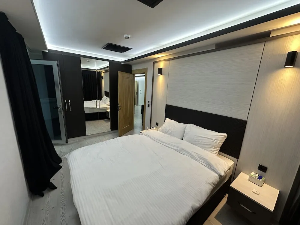 Luxury Oda