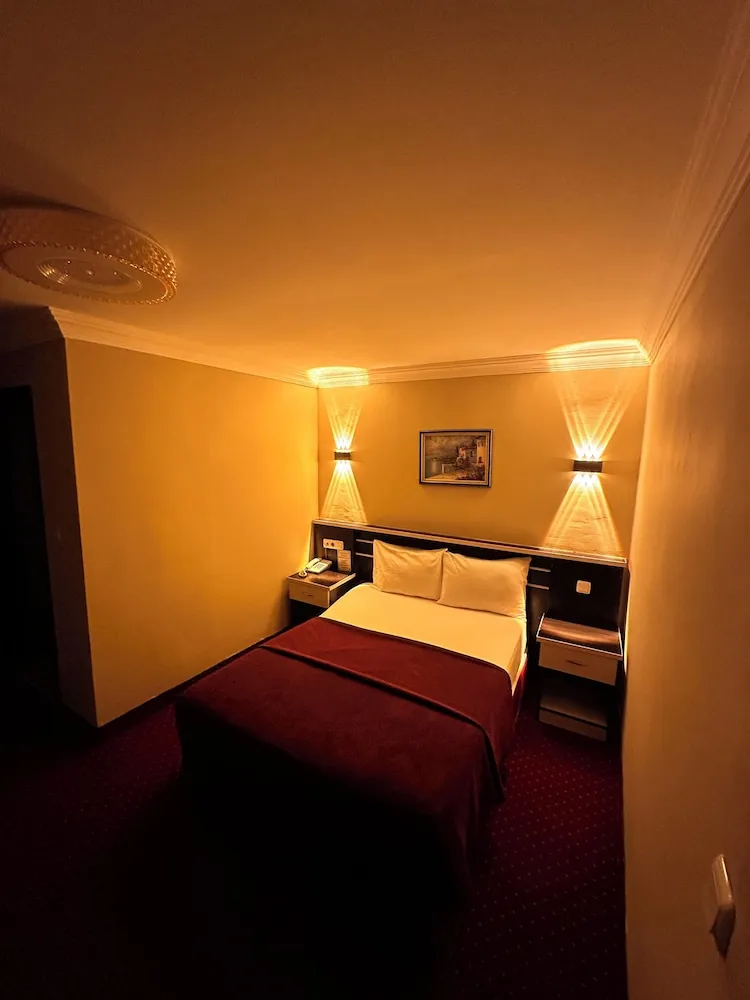 Büyük Yataklı Tek Kişilik Oda