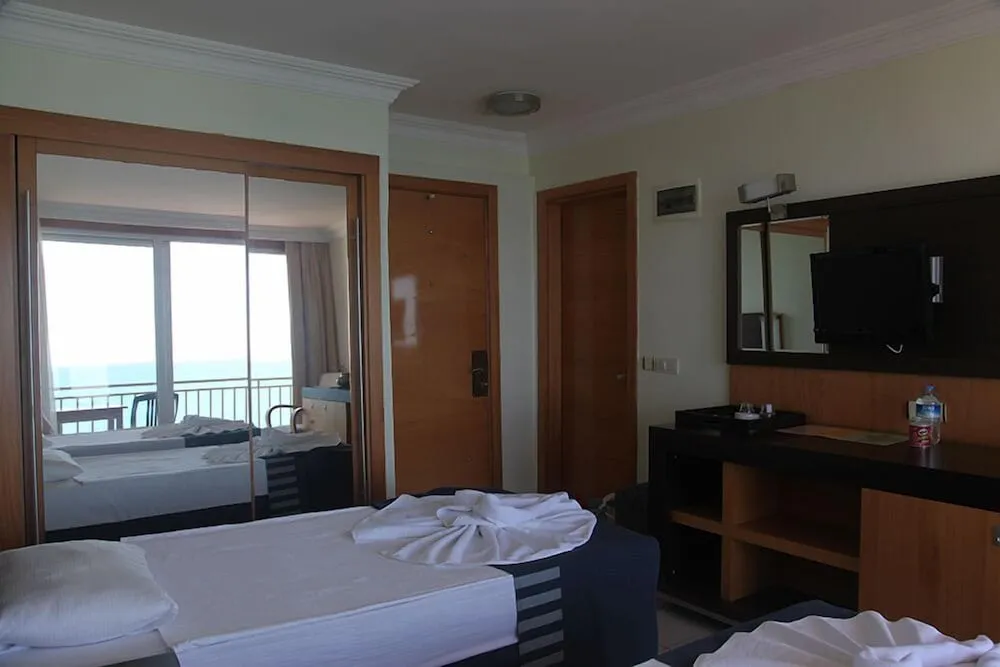 Standard Tek Büyük veya İki Ayrı Yataklı Oda, Deniz Manzaralı