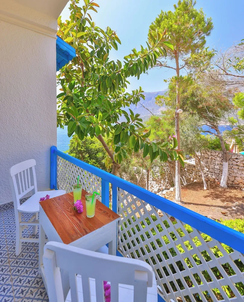 Tek Büyük Yataklı Oda, Balkon, Kısmi Deniz Manzaralı