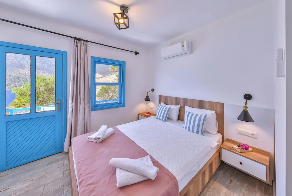 Tek Büyük Yataklı Oda, Balkon, Kısmi Deniz Manzaralı