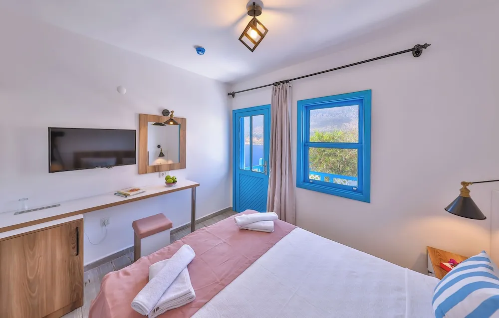 Tek Büyük Yataklı Oda, Balkon, Kısmi Deniz Manzaralı