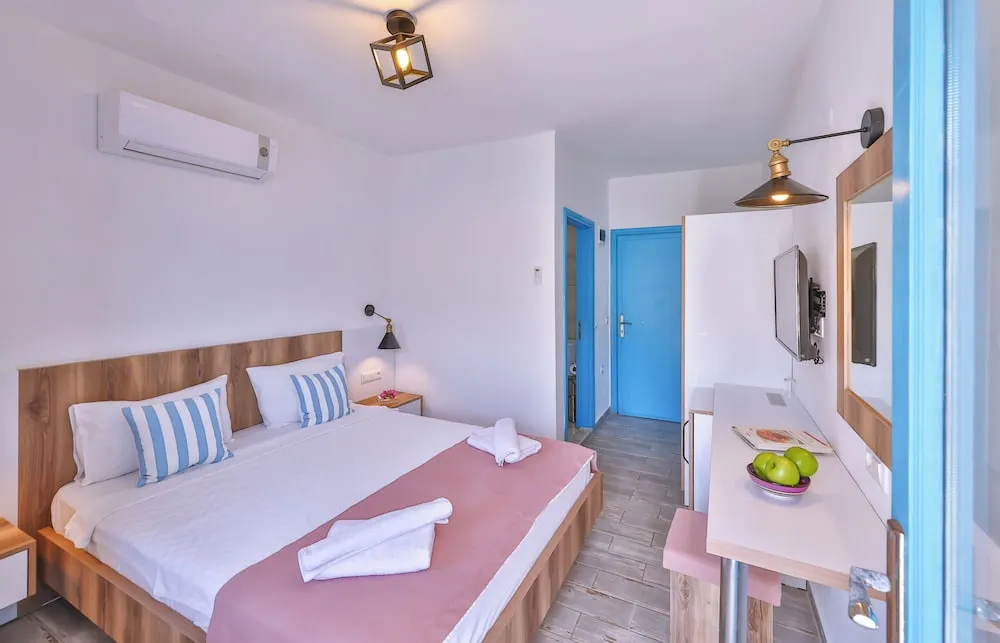Tek Büyük Yataklı Oda, Balkon, Kısmi Deniz Manzaralı