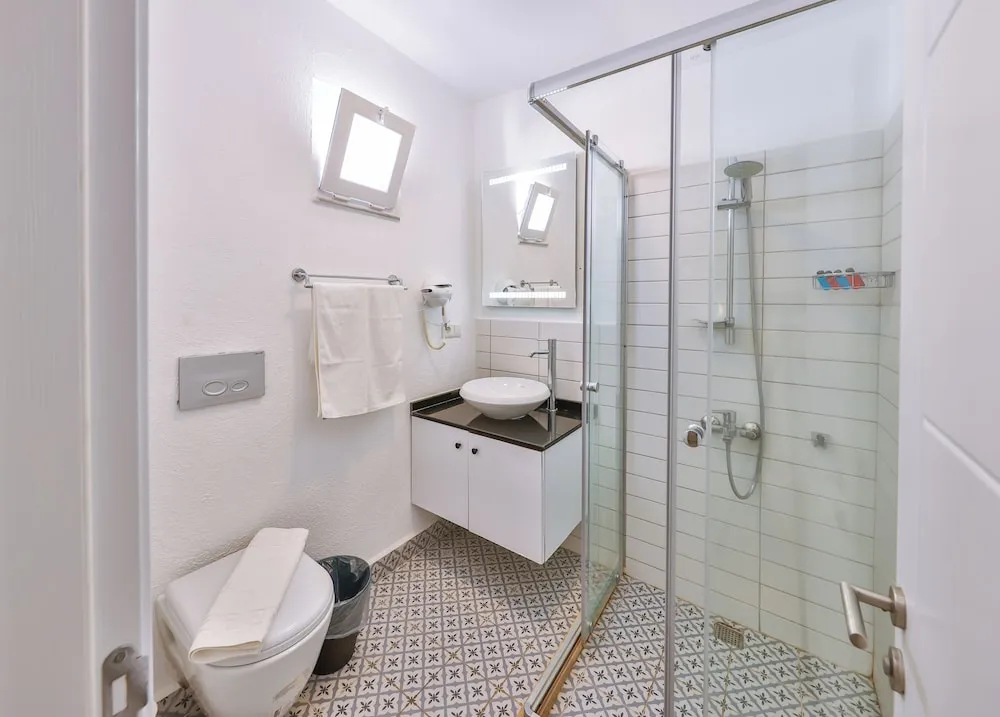 Tek Büyük Yataklı Oda, Balkon, Bahçe Manzaralı
