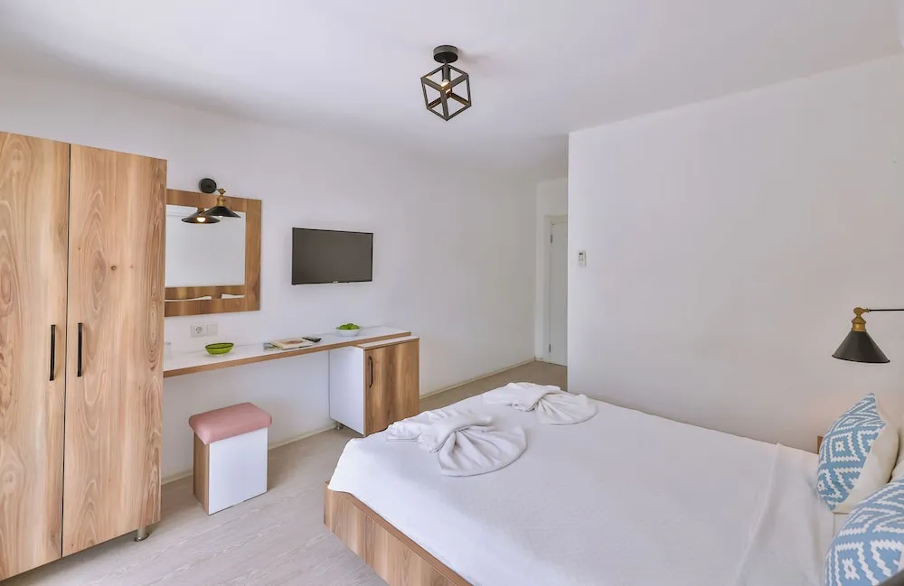Tek Büyük Yataklı Oda, Balkon, Bahçe Manzaralı