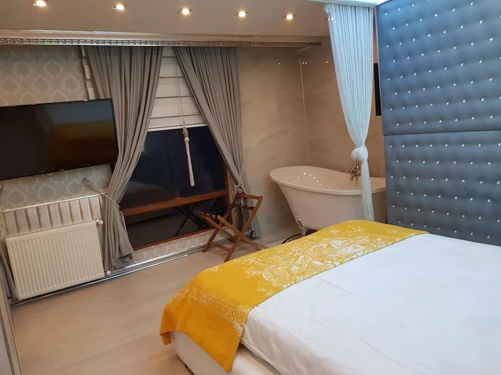 Romantic Tek Büyük Yataklı Oda, 1 Büyük (Queen) Boy Yatak, Küvet, Dağ Manzaralı