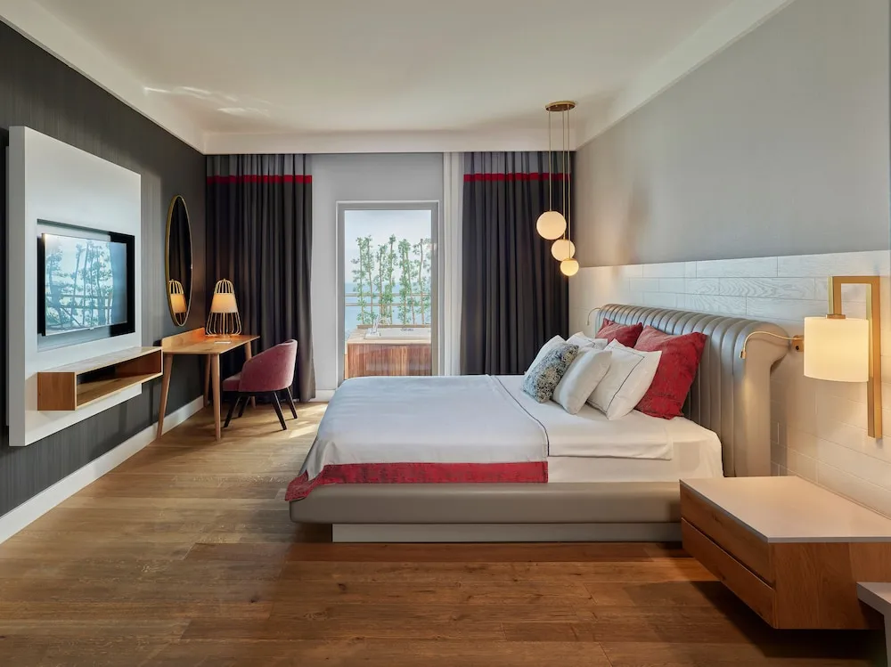 Designer Suite 2 Adult + 2 Children