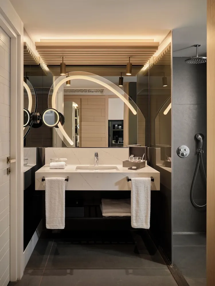Corner Suite Jetted Tub & Sea View