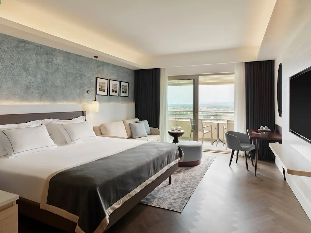Deluxe Room Partial Sea View & Pool View