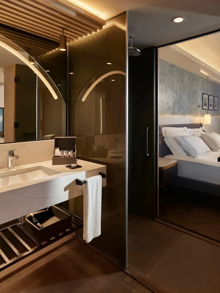 Deluxe Room Partial Sea View & Pool View