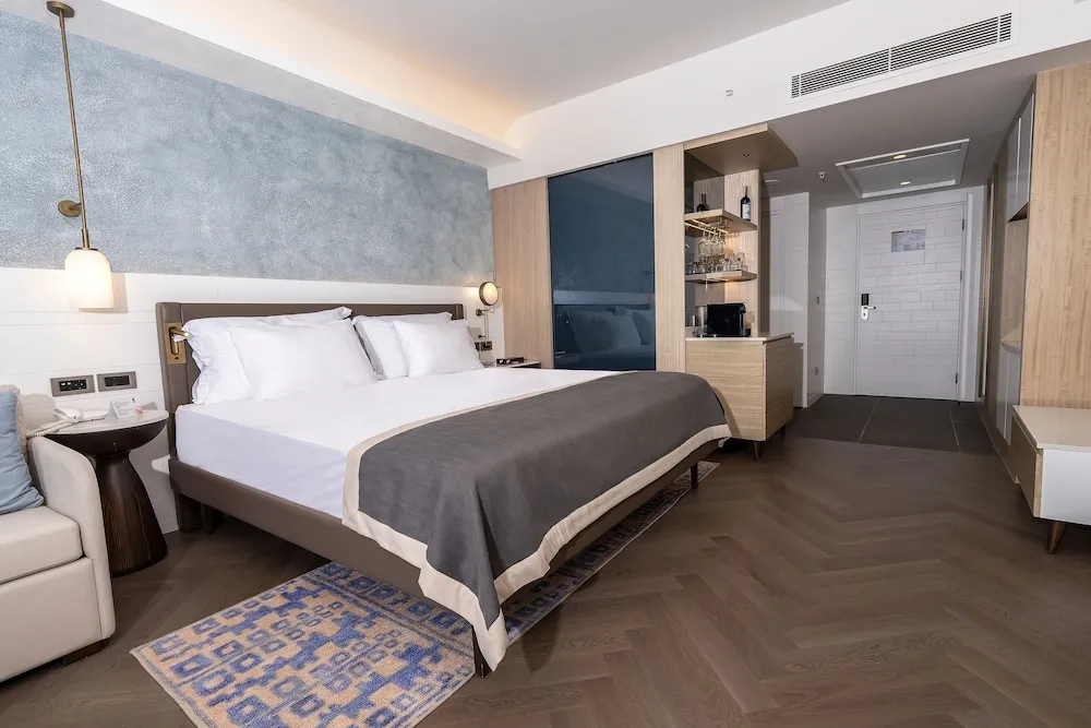 Deluxe Room Partial Sea View & Pool View
