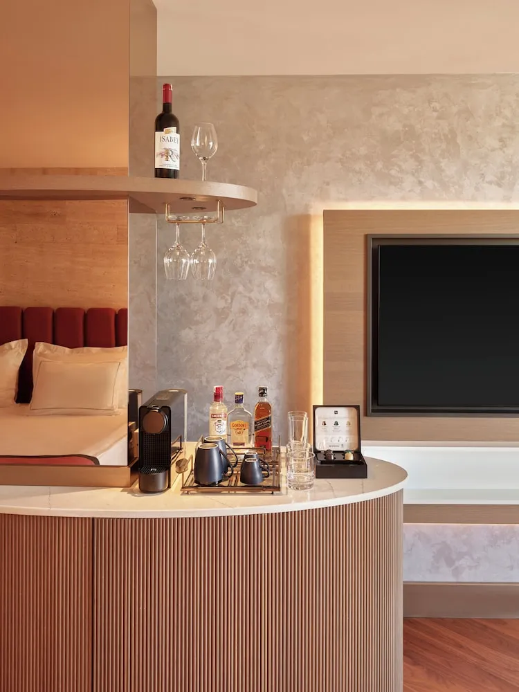 Penthouse Suite with Turkish Bath & Jetted Tub