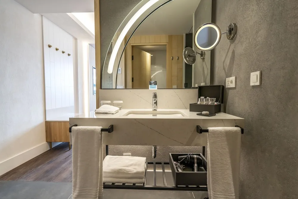 Deluxe Tek Büyük veya İki Ayrı Yataklı Oda, Havuz Kullanımı, Havuz Manzaralı