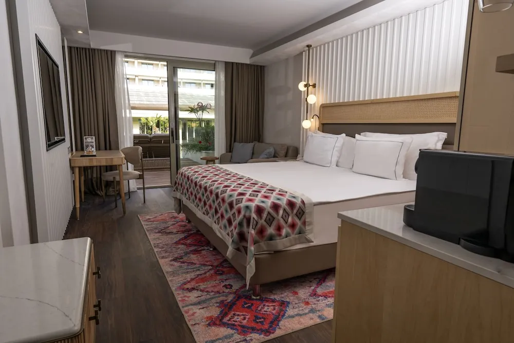 Deluxe Tek Büyük veya İki Ayrı Yataklı Oda, Havuz Kullanımı, Havuz Manzaralı