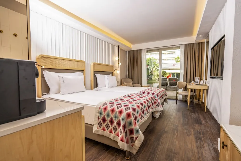 Deluxe Tek Büyük veya İki Ayrı Yataklı Oda, Havuz Kullanımı, Havuz Manzaralı
