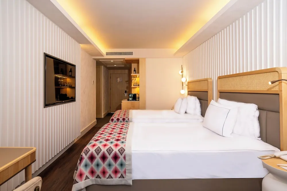 Deluxe Lagoon Room