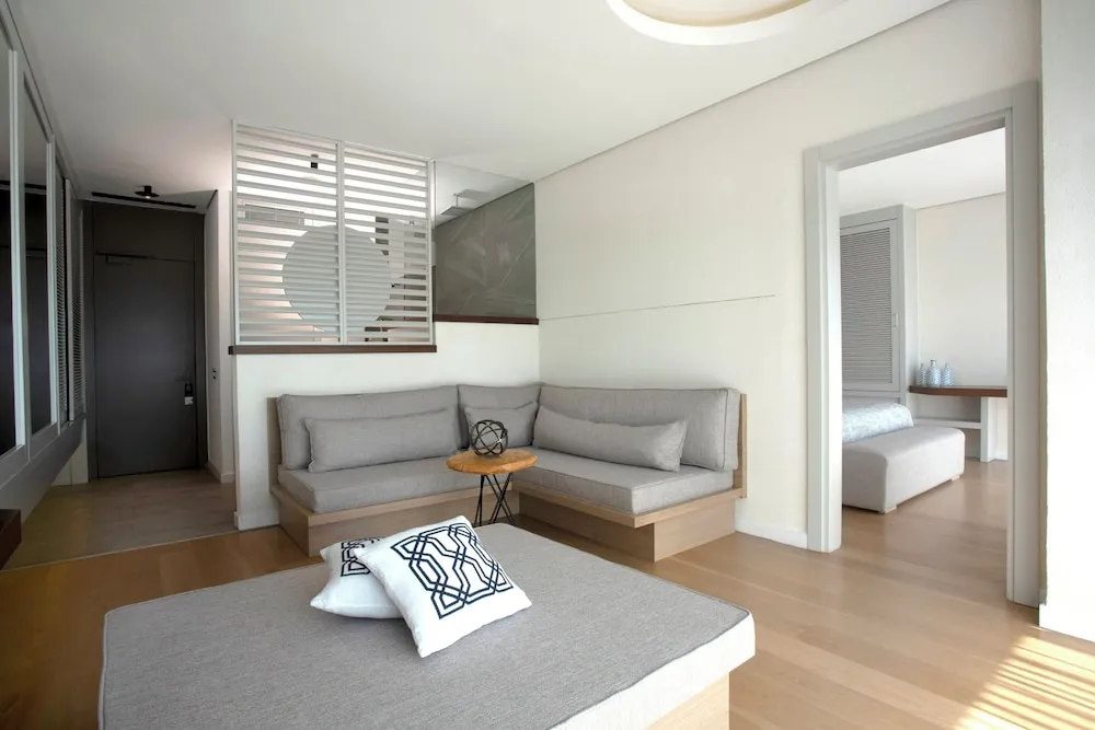 Deluxe King Room with Sea View