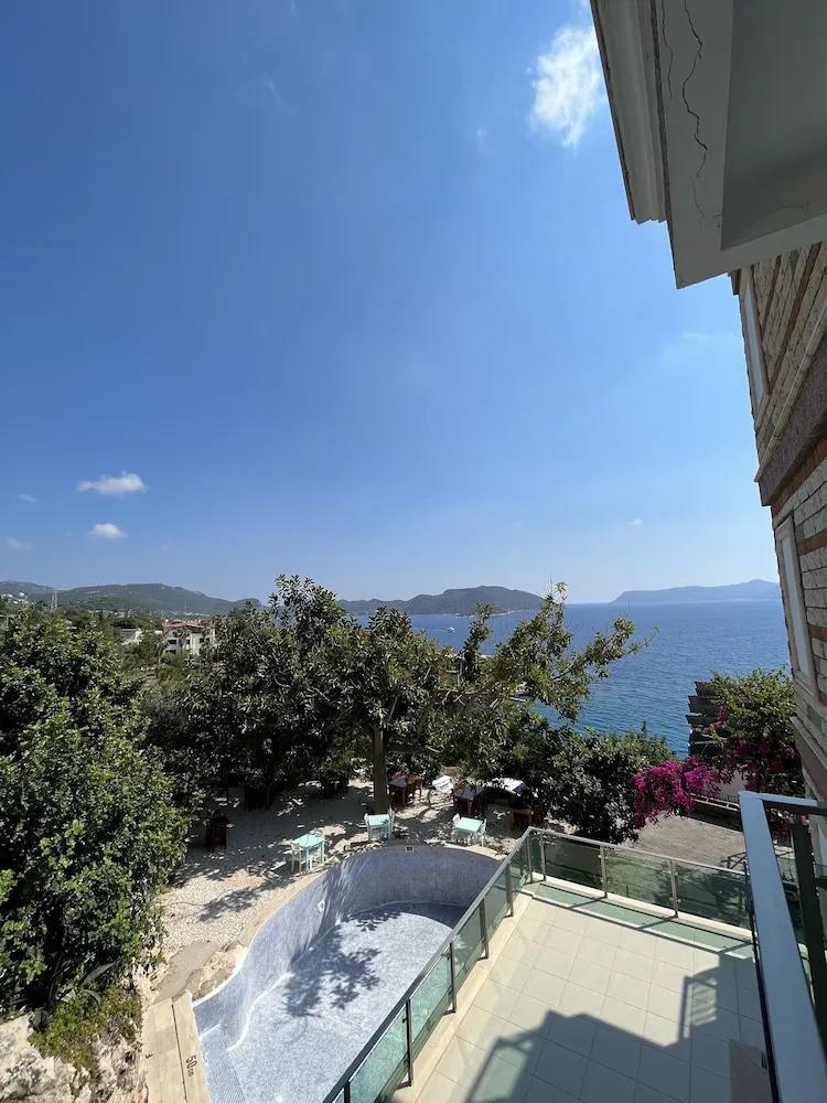 Kismi Deniz Manzarali Cift Kisilik Oda