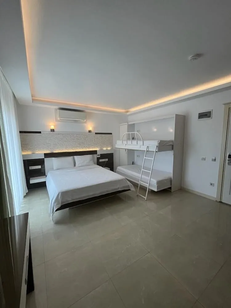 Kısmi Deniz Manzaralı Aile Odası