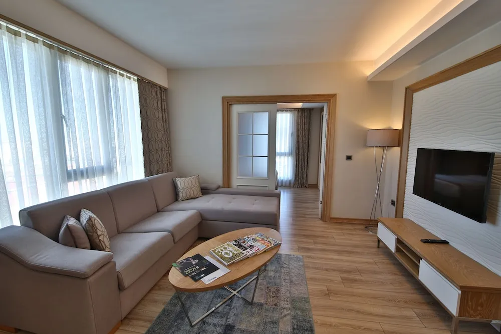 Queen Suite With 2 Bedrooms
