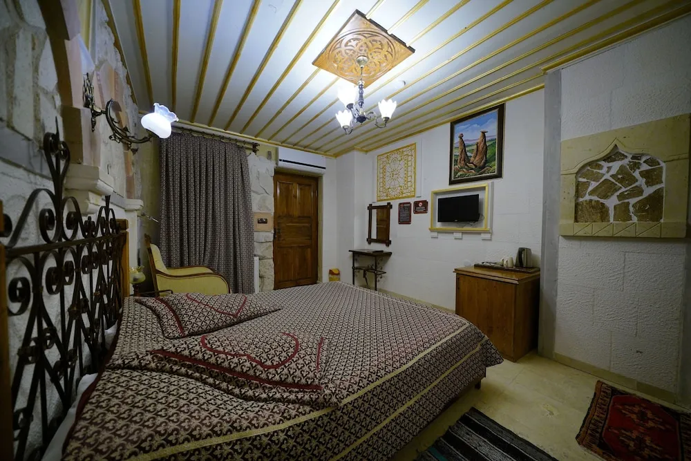 Ekonomik Tek Büyük Yataklı Oda (Avlu Manzaralı,Taş Oda)