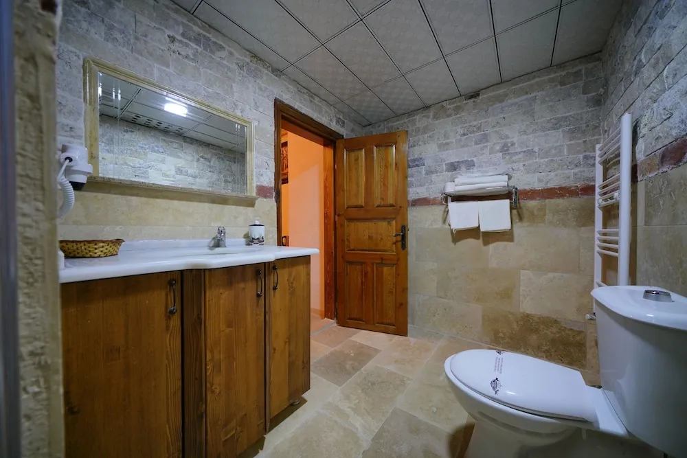 Ekonomik Tek Büyük Yataklı Oda (Avlu Manzaralı,Taş Oda)