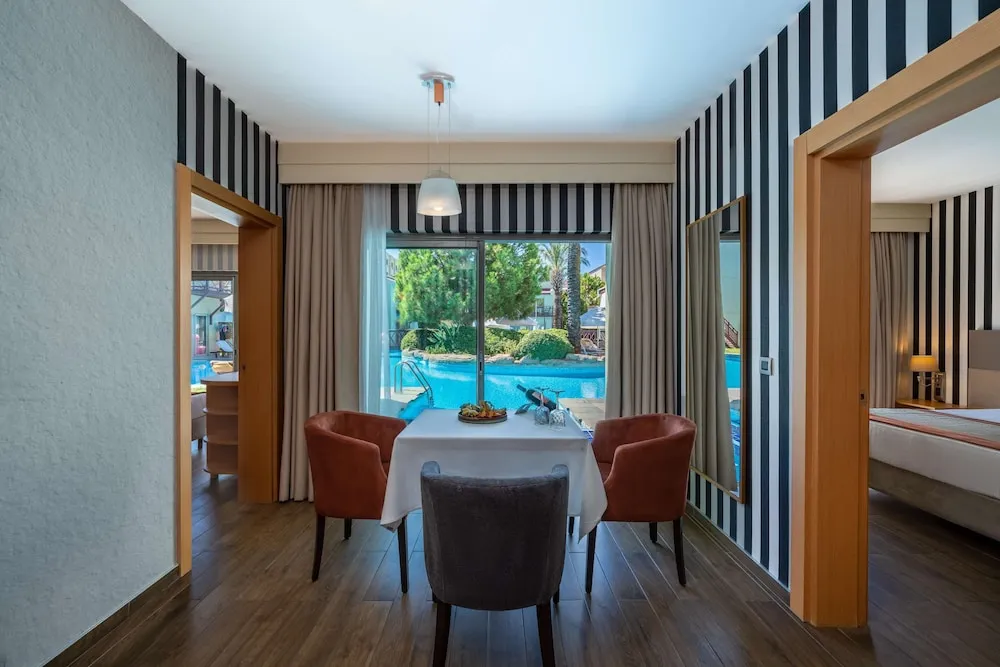 Süit, Havuz Manzaralı