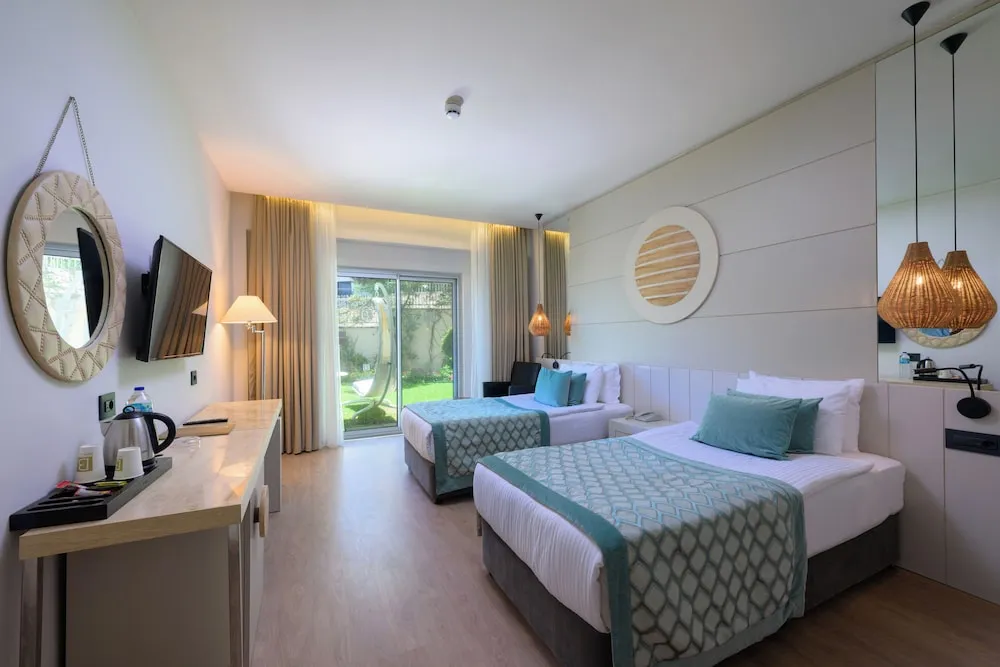 Deluxe Tek Büyük veya İki Ayrı Yataklı Oda (Land View)