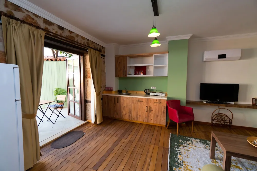 Grand Süit, 1 Yatak Odası, Küçük Mutfak, Havuz Manzaralı